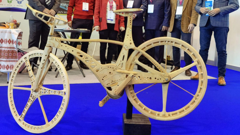 Photo of foto | Cea mai ușoară bicicletă de lemn din lume face furori la Salonul Mondial de Invenţii. A fost creată de un român